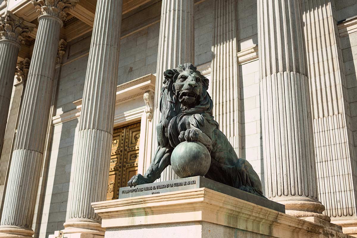 Uno de los leones que custodian la entrada al Congreso de Diputados de España, donde se votará el convenio multilateral de BEPS